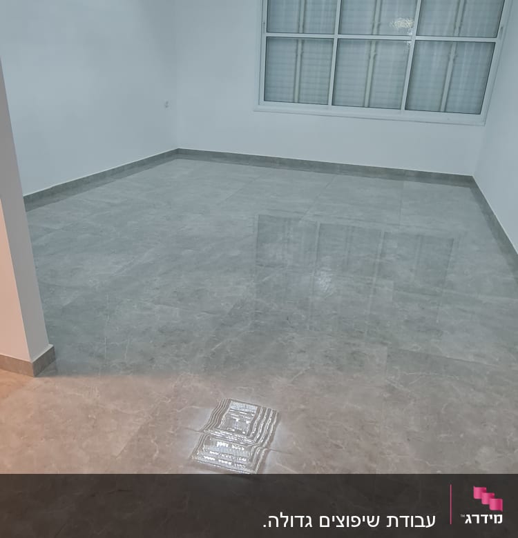 חדר עם רצפת שיש, חלון ותאורה תקרה מודרנית